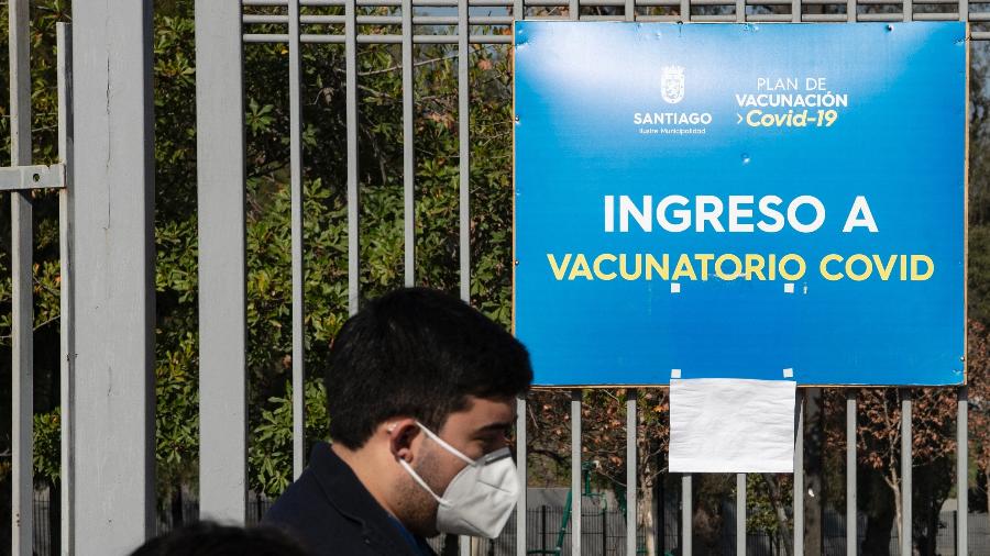 17.jun.2021 - Pessoas chegam a um posto de vacinação em Santiago, no Chile, durante um novo bloqueio como medida contra a disseminação da covid-19 - MARTIN BERNETTI / AFP
