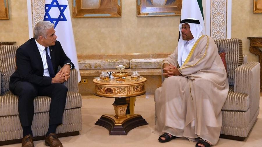 29.jun.2021 - O primeiro-ministro de Israel, Yair Lapid (esquerda), encontra-se com o ministro de Estado dos Emirados Árabes Unidos, Ahmed al-Sayegh, em Abu Dhabi (EAU) - Shlomi Amsalem/Governo de Israel/AFP