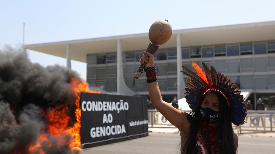 Indígenas protestam em frente ao Palácio do Planalto, em Brasília, colocando fogo em caixão, gerando fumaça preta - Amanda Perobelli/Reuters