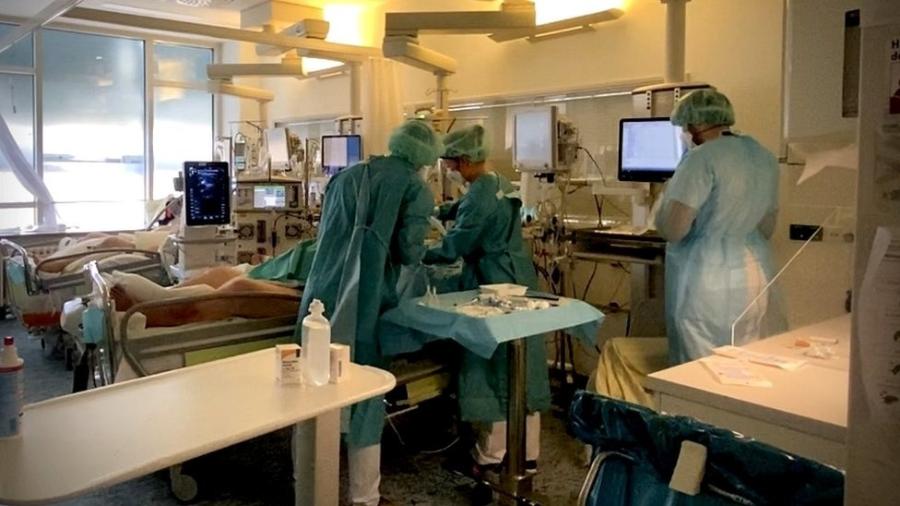 Dos 18 pacientes no centro de terapia intensiva para Covid-19 deste hospital em Leipzig, 14 não foram vacinados - BBC