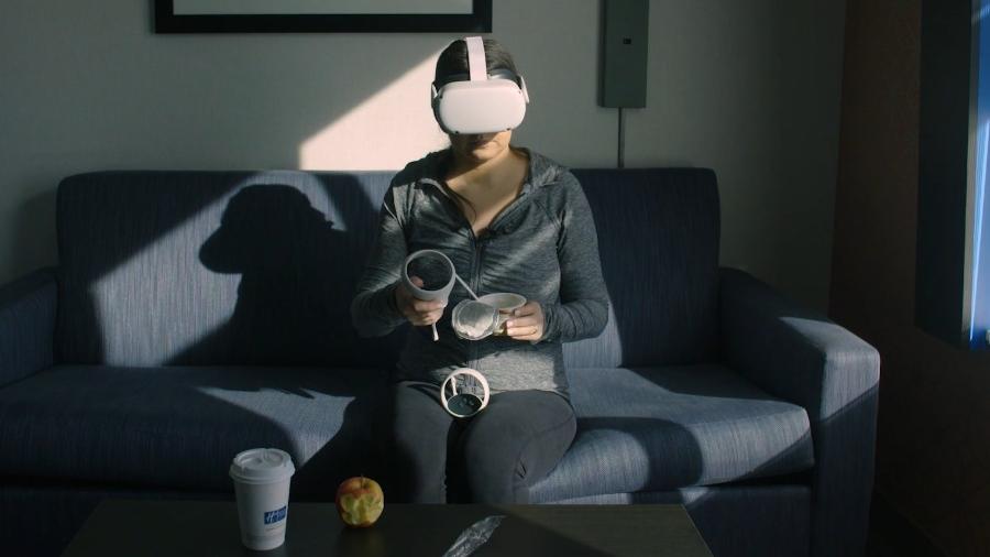 Repórter Joanna Stern, do Wall Street Journal, usou os óculos de realidade virtual Quest 2 para navegar no metaverso - Reprodução/Wall Street Journal