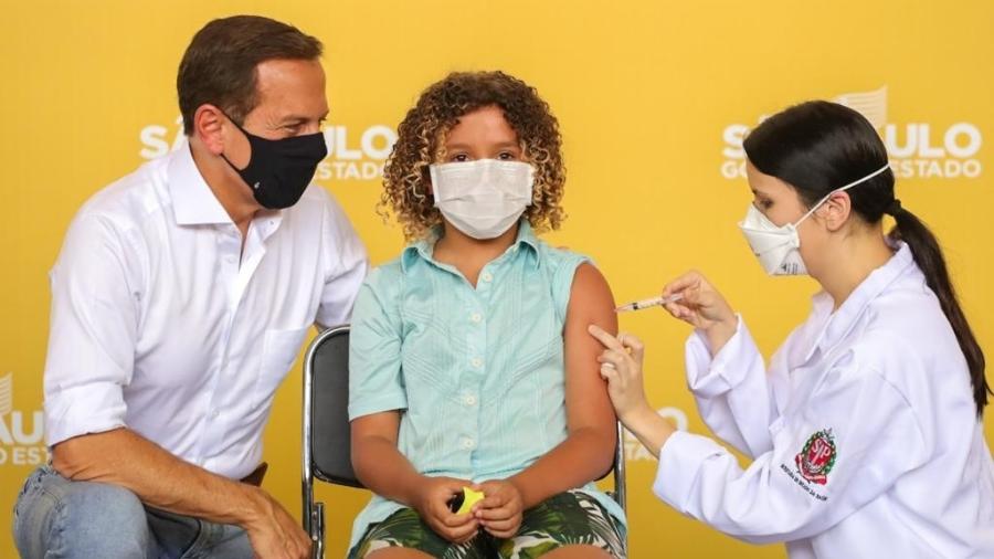 Caetano de Jesus Martins Moreira, 9, foi a primeira criança a ser vacinada hoje - Divulgação/Governo de São Paulo
