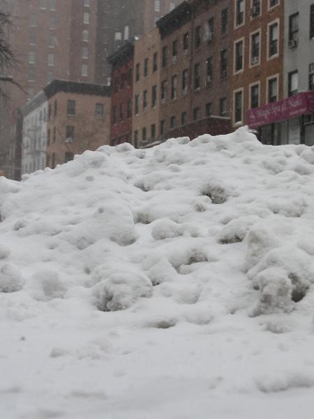 Ruas em Nova York ficaram cobertas de neve devido a uma tempestade de inverno que atingiu todo o nordeste dos Estados Unidos - NIYI FOTE/ESTADÃO CONTEÚDO