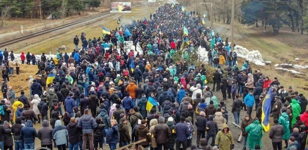 Civis tentam impedir avanço das tropas russas em Enerhodar, no sul da Ucrânia