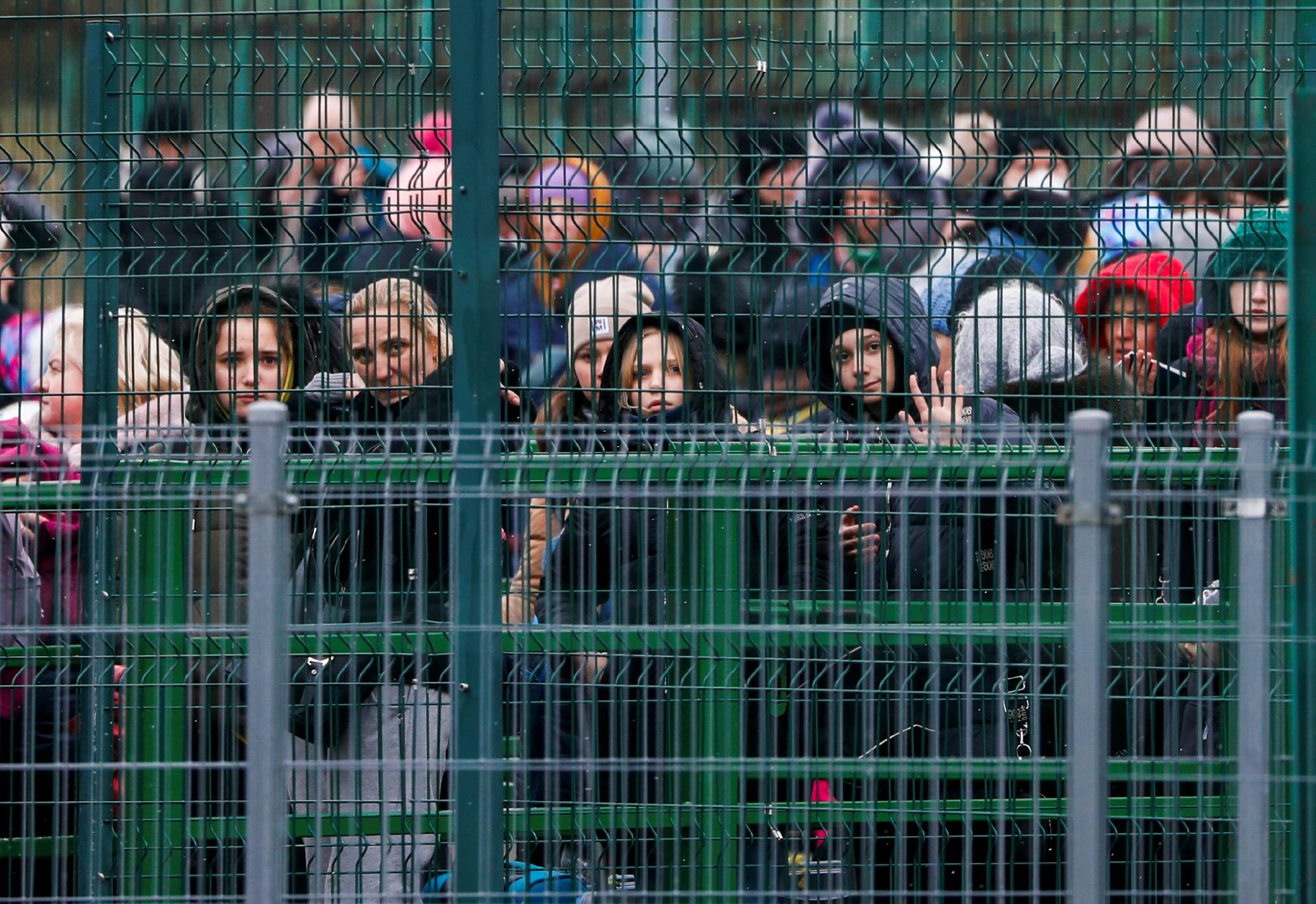 5.mar.2022 - Pessoas fazem fila para embarcar em um ônibus após fugir da invasão da Rússia na Ucrânia, no posto de fronteira em Medyka, na Polônia - YARA NARDI/REUTERS
