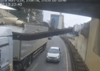 SP: Caminhão derruba viga sobre carro no túnel Ayrton Senna; veja - Reprodução/Facebook