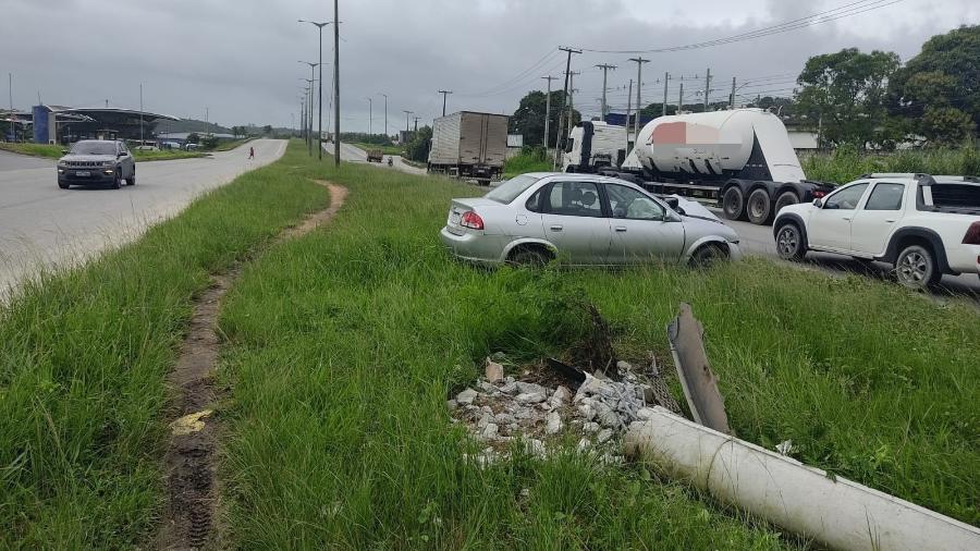 Motorista do carro que havia colidido com poste voltou ao local  - Divulgação/Polícia Rodoviária Federal