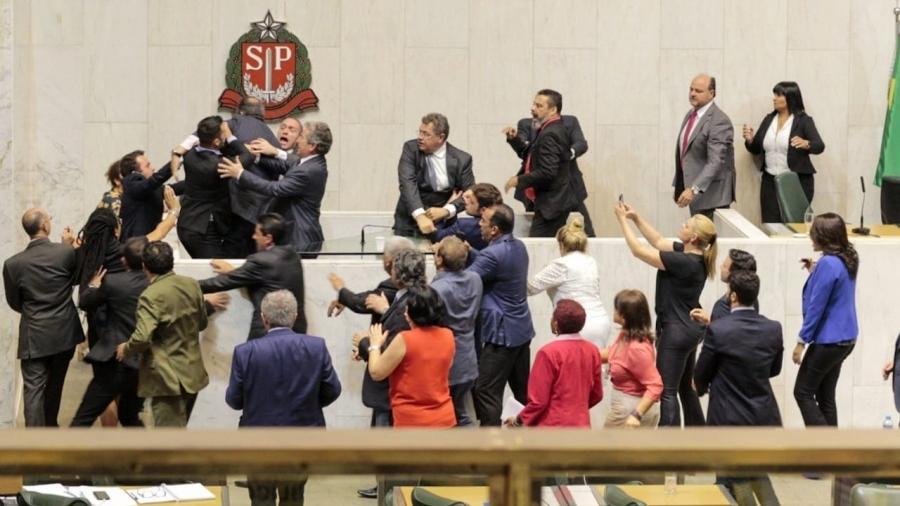 Em 2019, o então deputado cassado Arthur do Val xingou servidores públicos de vagabundos, causando confusão no plenário  - Alesp
