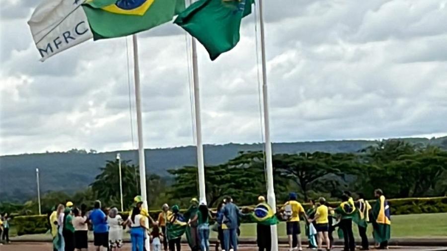 A última live de Jair Bolsonaro (PL) como presidente da República foi acompanhada com melancolia por seus apoiadores em frente ao Palácio da Alvorada, em Brasília - Leonardo Martins/UOL