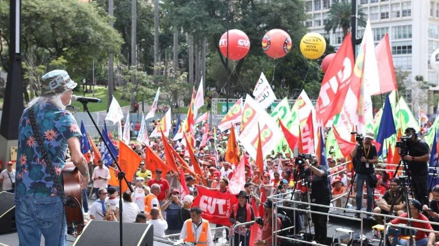 Público acompanha show do cantor Zé Geraldo na mobilização do dia do trabalhador no Vale do Anhangabaú - Divulgação/ CUT