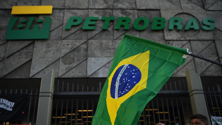 18.fev.2020 - Bandeira do Brasil durante protesto contra demissões em frente à sede da Petrobras no Rio de Janeiro