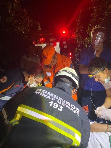 Jovem é socorrido com ferimentos após ficar preso a maquinário agrícola - Divulgação/Corpo de Bombeiros