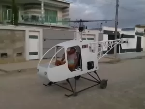 Será que voa? Pedreiro constrói helicóptero com motor de Fusca na Bahia