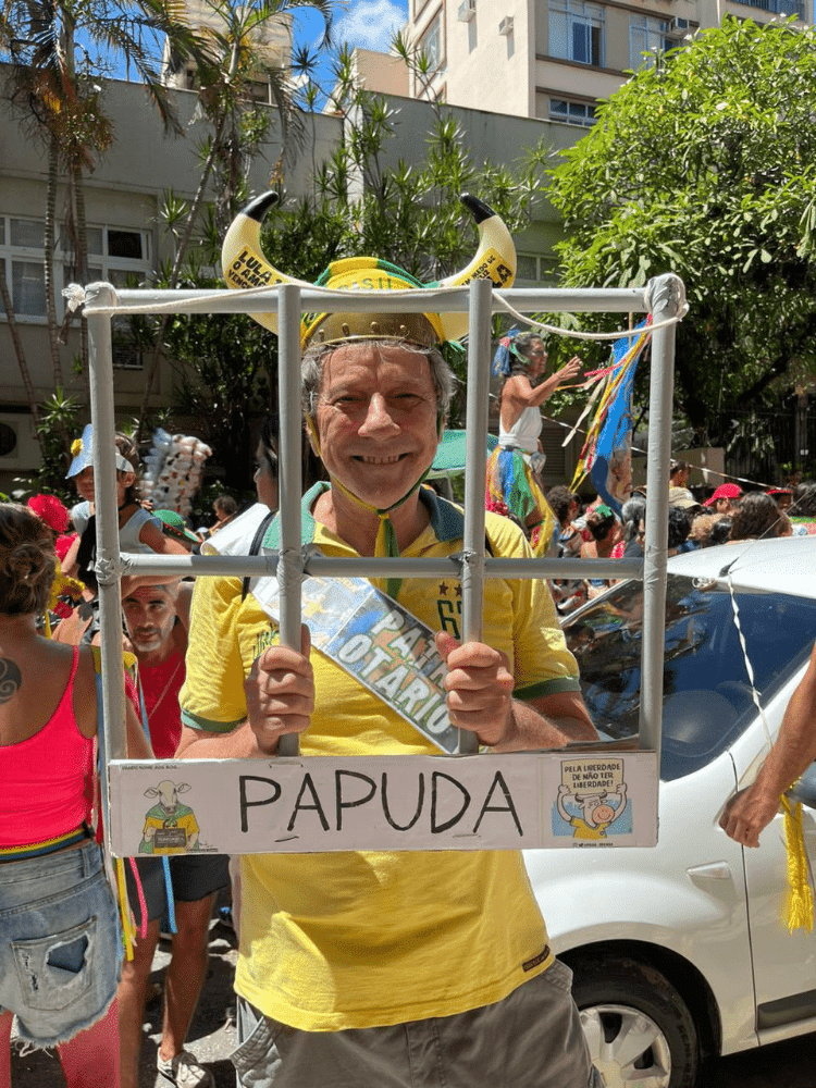 Homem se veste de bolsonarista preso no Carnaval