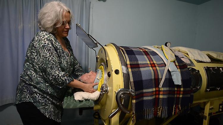 Outra paciente, Jane Albright, usando pulmão de ferro devido às sequelas da poliomielite