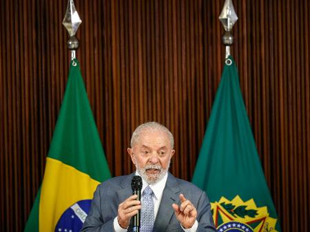 Aliados pedem que Lula fale menos de Bolsonaro, mas ele 'não se aguenta
