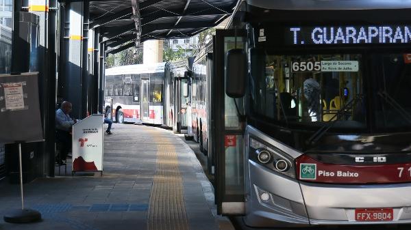 Movimentação de ônibus no Terminal Bandeira, na região central de São Paulo Movimentação de ônibus no Terminal Bandeira, na região central de São Paulo