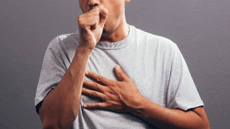 tosse, homem tossindo - iStock