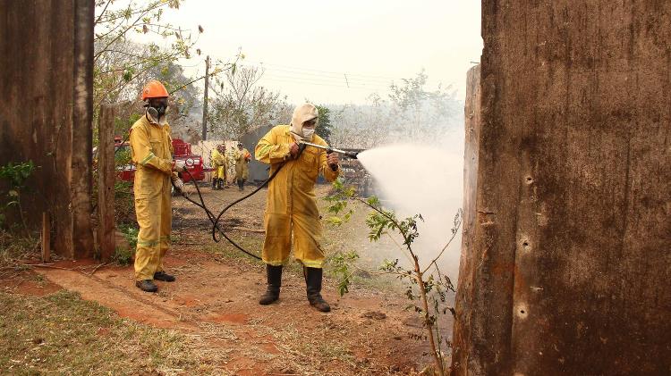 24.ago.2024 - Bombeiros combatem incêndio florestal que se alastra pela região dos municípios São Carlos e Araraquara