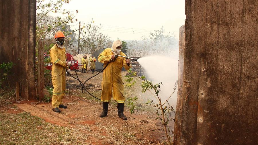 24.ago.2024 - Bombeiros combatem incêndio florestal que se alastra pela região do município São Carlos, e também de Araraquara, no interior paulista