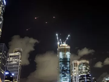 'Chuva de mísseis': as imagens impressionantes do ataque do Irã a Israel