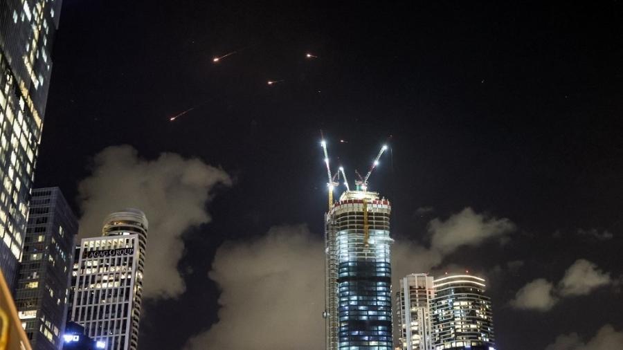 Mísseis iranianos interceptados no céu de Tel Aviv - Jack GUEZ / AFP