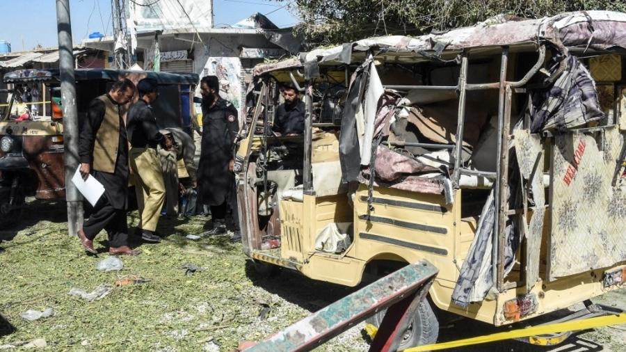 Equipe de segurança inspeciona o local da explosão perto de uma escola para meninas que fazia campanha contra a pólio na cidade de Mastung, em 1º de novembro de 2024 - BANARAS KHAN/AFP