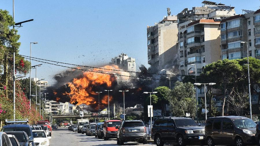 Ataque israelense atinge um prédio no bairro de Ghobeiri, no sul de Beirute