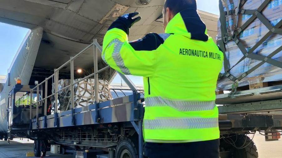 Avião com ajuda humanitária sai da Itália em direção à Faixa de Gaza