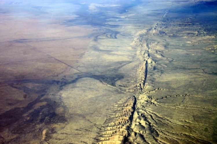 A falha de San Andreas se estende por 1.300 km ao longo da Califórnia, nos EUA A falha de San Andreas se estende por 1.300 km ao longo da Califórnia, nos EUA