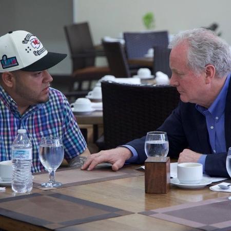 O imigrante salvadorenho Kilmar Ábrego García, deportado por engano pelo governo de Donald Trump, se reuniu com o senador democrata americano Chris Van Hollen O imigrante salvadorenho Kilmar Ábrego García, deportado por engano pelo governo de Donald Trump, se reuniu com o senador democrata americano Chris Van Hollen