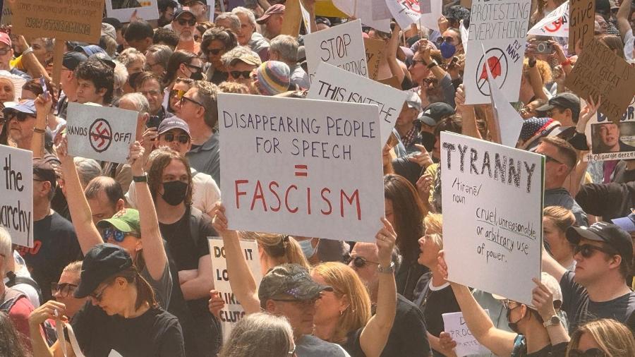 Contra Trump, manifestantes tomam a 5ª avenida, em Nova York Contra Trump, manifestantes tomam a 5ª avenida, em Nova York