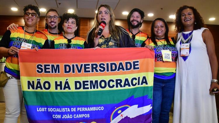 Grupo do PSB de Pernambuco durante congresso que elegerá João Campos presidente nacional do partido