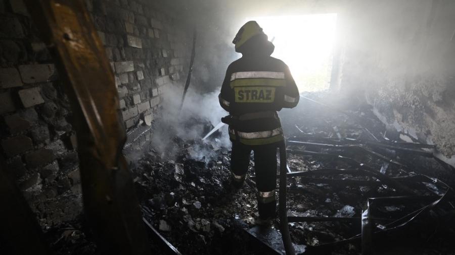 Bombeiro ucraniano apaga fogo em prédio residencial após ataque russo com drones em Kharkiv Bombeiro ucraniano apaga fogo em prédio residencial após ataque russo com drones em Kharkiv