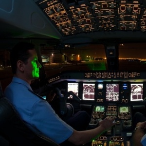Simulação feita pela FAB (Força Aérea Brasileira) demonstra a interferência do laser verde na cabine de aviões - Sargento Batista/Força Aérea Brasileira