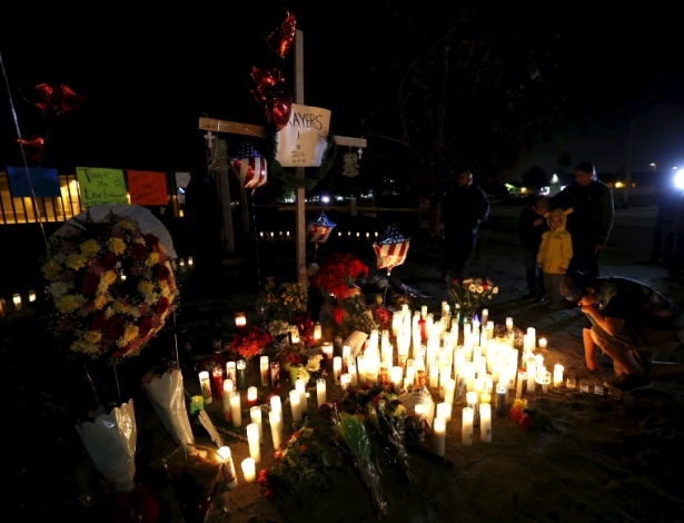 Velas são colocadas perto do local onde 14 pessoas morreram em San Bernardino (EUA) - Mario Anzuoni/Reuters