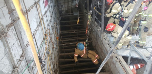 Membro da equipe de resgate participa de operação para buscar possíveis vítimas após explosão - Namyangju Fire Station/AFP