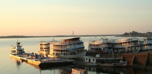 O porto de Maués, com barcos e grande porte conhecido no Amazonas como "recreios", que fazem transporte para Manaus e cidades menores - Luke Parry/ Lancaster University/ BBC