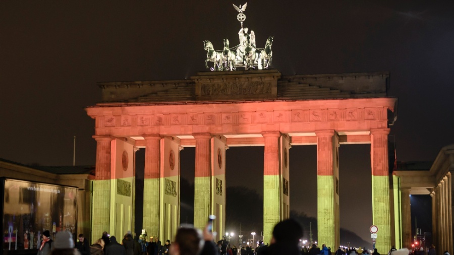 Portão de Brandenburgo, em Berlim, iluminado com as cores da bandeira da Alemanha - Clemens Bilan/ AFP