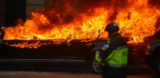Limusine é incendiada durante protesto em Washington - Bryan Woolston/Reuters