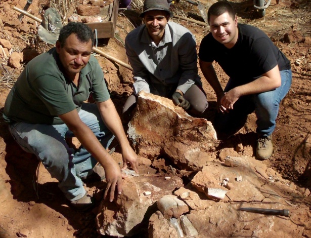 Comerciante (dir.) acompanha especialistas do Museu de Paleontologia de Monte Alto na escavação dos ossos que encontrou durante uma trilha - Museu de Paleontologia de Monte Alto