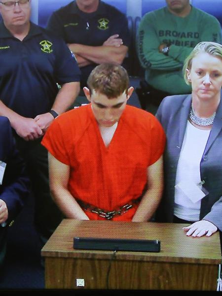 Nikolas Cruz, 19, é apresentado a uma juiza de Fort Lauderdale, Flórida, após o atentado - Michele Eve Sandberg/AFP
