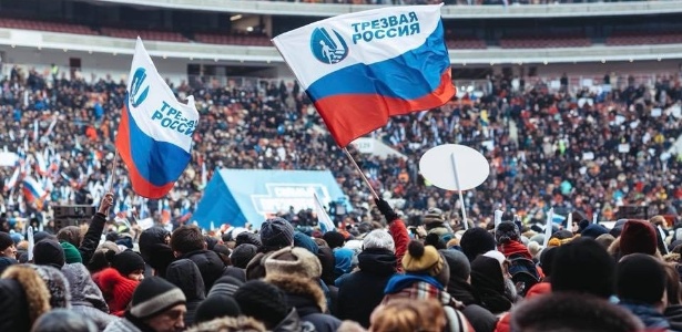 Participantes agitam bandeira do grupo "Rússia Sóbria" durante evento em Moscou - Reprodução/ Facebook/ Sultan Hamzaev