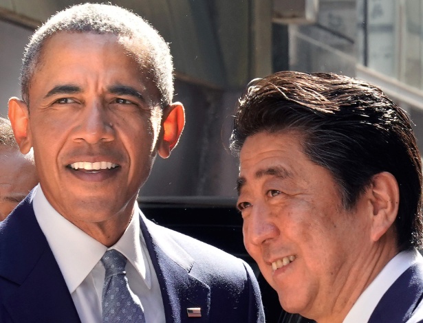 Barack Obama é cumprimentado pelo premiê japonês, Shinzo Abe, em Tóquio - Shizuo Kambayashi /AFP Photo
