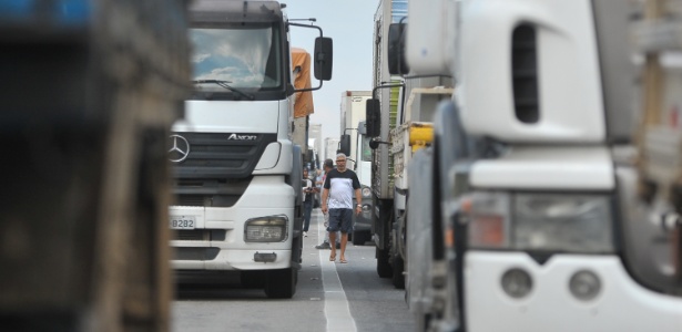 Caminhoneiros parados nas imediações da Raízen, em Duque de Caxias (RJ) - Armando Paiva/Raw Image/Estadão Conteúdo