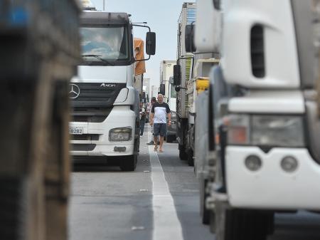 Canal Dos Caminhoneiros Ao Vivo Agora Greve Dos Caminhoneiros Ameaca De Paralisacao Divide Web Nos Memes 16 12 2019 Uol Economia