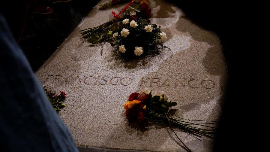Flores sobre o túmulo do ditador espanhol Francisco Franco, no vale dos Caídos, na Espanha - Juan Medina/Reuters