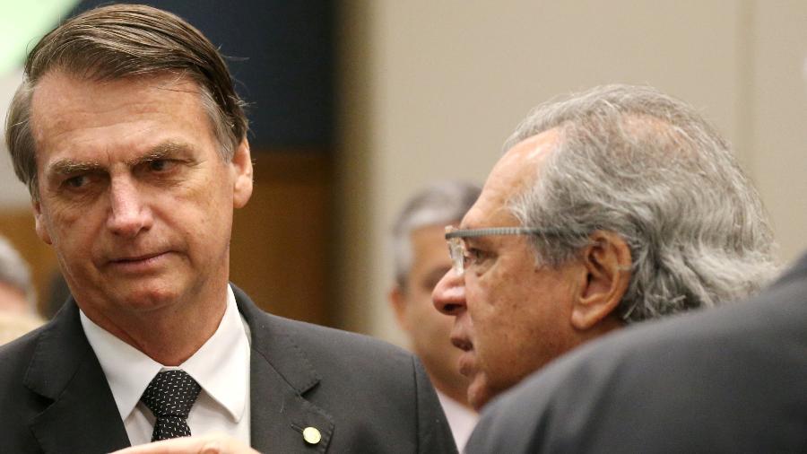 6.8.2018 - O deputado federal Jair Bolsonaro (PSL), candidato à Presidência da República, escuta o economista Paulo Guedes antes de um almoço com empresários da sede da Federação das Indústrias do Rio de Janeiro - Sergio Moraes/Reuters