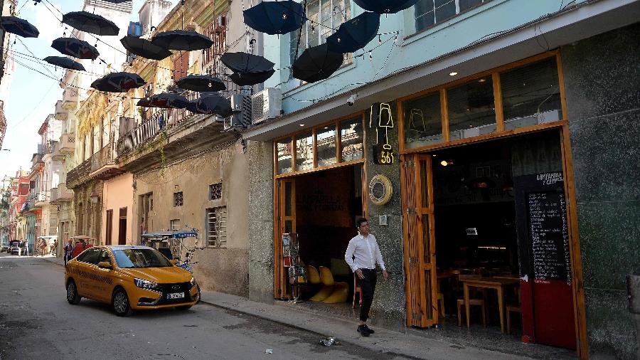 3.dez.2018 - Um táxi chega a um restaurante privado em Havana - YAMIL LAGE/AFP