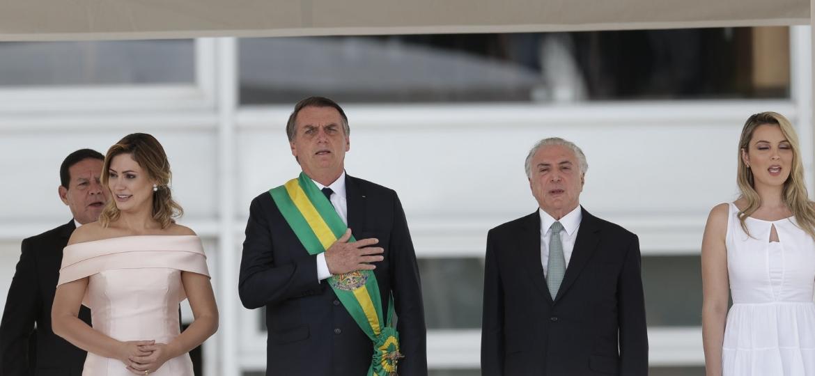 Michelle Bolsonaro, Jair Bolsonaro, Michel Temer e Marcela Temer durante execução do Hino Nacional no Palácio do Planalto - Pedro Ladeira/Folhapress